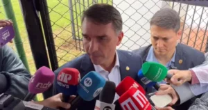 Vídeo – Flávio se queixa de barulho e pouco espaço em prisão do pai