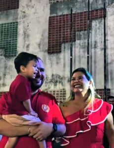 Vídeos: Prefeito de Santo Antônio do Tauá, Rodrigo Amorim, e a esposa, Liliane Amorim, celebram momentos especiais com famílias em evento natalino