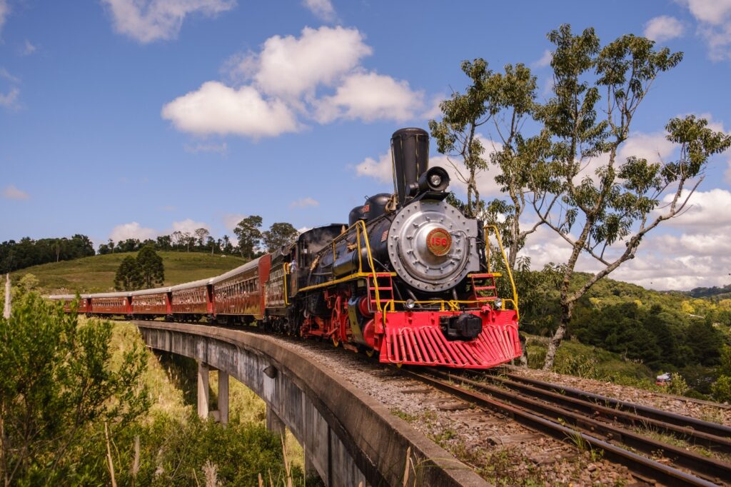 Maria Fumaça funciona diariamente e Trem do Pampa tem passeios de sexta a domingo neste final de ano