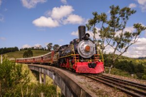 Maria Fumaça funciona diariamente e Trem do Pampa tem passeios de sexta a domingo neste final de ano