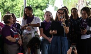 Ministras exaltam luta das mulheres em ato contra o feminicídio