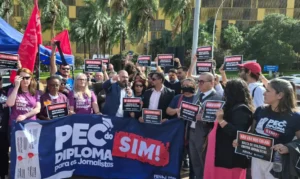 Jornalistas fazem ato contra censura e agressões na Câmara