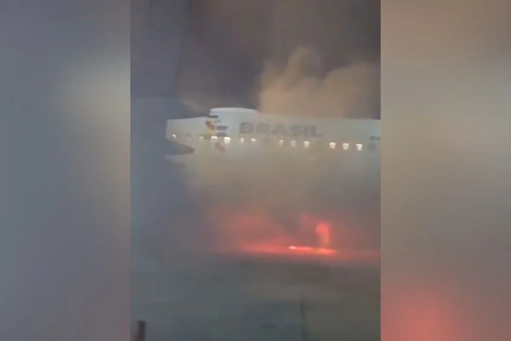 Vídeo – Esteira de bagagem pega fogo e avião é evacuado no aeroporto de Guarulhos