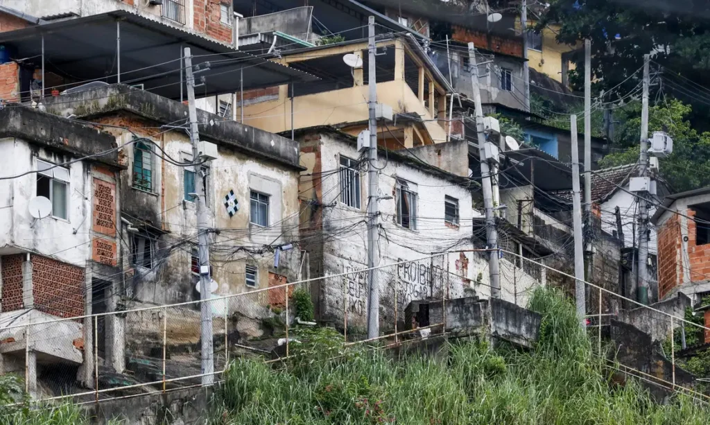 Quase 20% da população de favelas vivem em vias onde não passam carros