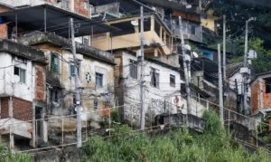 Quase 20% da população de favelas vivem em vias onde não passam carros