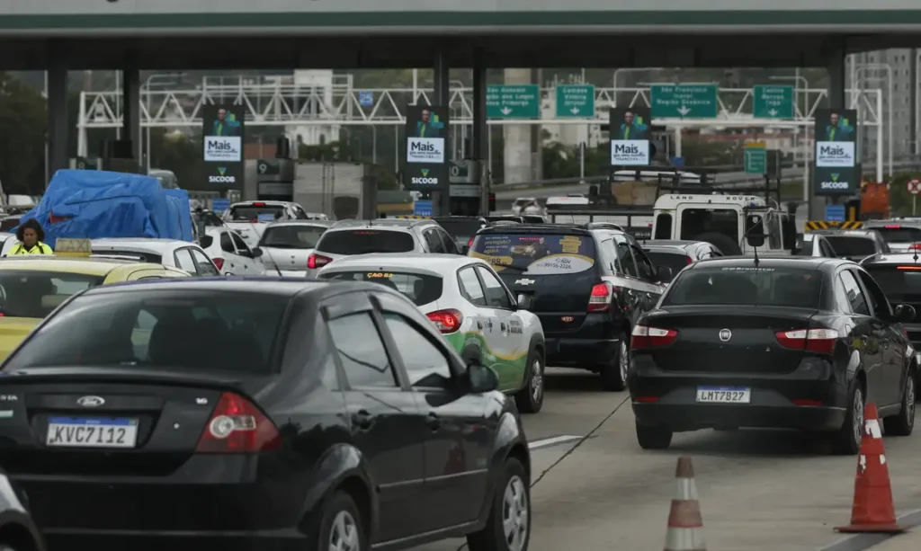 Andarilho invade Ponte Rio-Niterói e causa confusão no trânsito