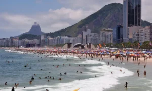 Ultraleve cai no mar de Copacabana, no Rio de Janeiro