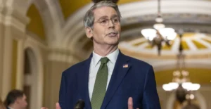 Fuga? Líderes do Irã enviam milhões ao exterior, diz Bessent