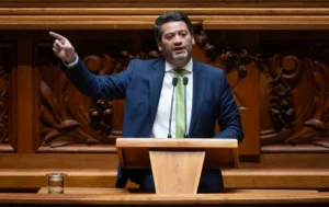 Portugal vai às urnas neste domingo; aliado de Bolsonaro lidera