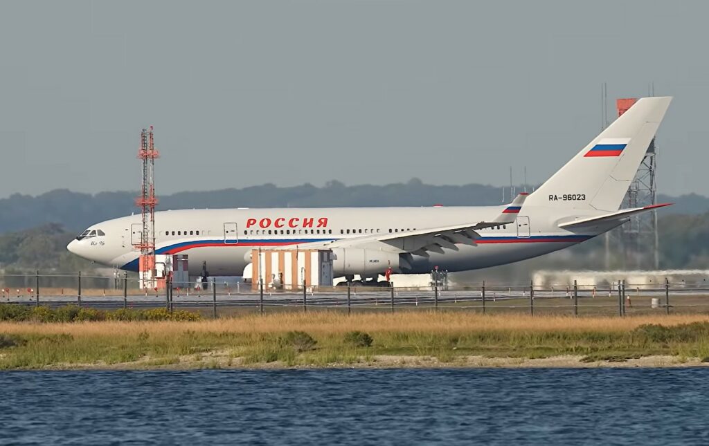 Vídeo: Avião de esquadrão da Rússia que saiu de Moscou pousa em Brasília