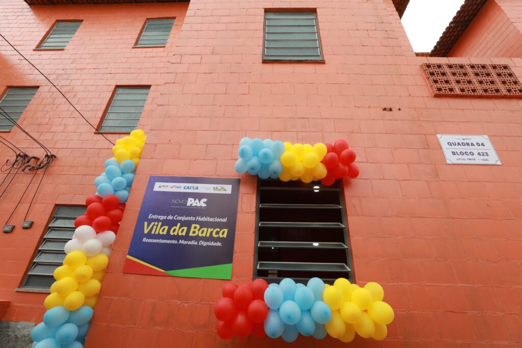 Famílias da Vila da Barca recebem novos apartamentos
