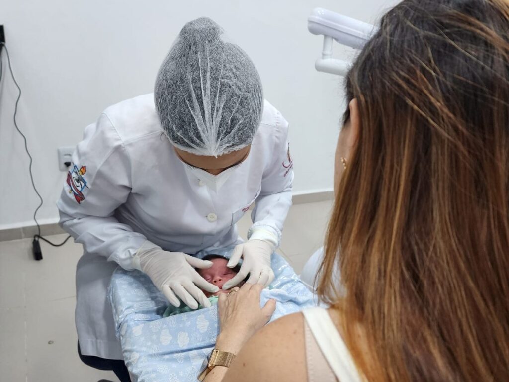 Postão de Icoaraci realiza primeira cirurgia da linguinha em bebê