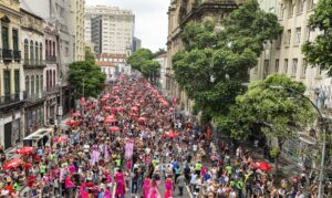 Bloco da Lexa atrai foliões para o circuito Preta Gil no centro do Rio