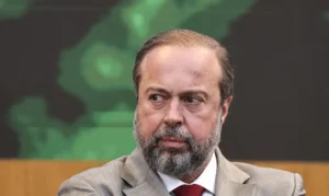 Ministro cobra solução para vazamento de água em minas da Vale