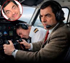 Ator de Mr Bean assume o controle de avião e salva família após piloto desmaiar