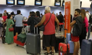 A partir do dia 4 de fevereiro, o Brasil terá novas  regras para o transporte de produtos agropecuários nas bagagens de passageiros que estejam fazendo viagens internacionais. A medida está prevista em portaria publicada em dezembro pelo Ministério da Agricultura e Pecuária.  A meta é impedir a entrada de “agentes causadores de doenças e pragas que possam colocar em risco a saúde pública, o meio ambiente e o patrimônio agropecuário brasileiro”, informou a Secretaria de Comunicação Social da Presidência da República (Secom).  A fiscalização será feita por meio do Sistema de Vigilância Agropecuária Internacional (Vigiagro), a quem caberá analisar os riscos que alguns itens podem implicar, caso entrem no país.  Lista de produtos Entre os itens estão animais, vegetais, bebidas, fertilizantes, corretivos, agrotóxicos, alimentos, produtos de madeiras, estimulantes e biofertilizantes.  Também integram a lista materiais genéticos para uso na reprodução animal e na propagação de vegetais; produtos de uso veterinário e destinados à alimentação animal; e inoculantes – produtos que contêm bactérias ou fungos destinados a favorecer o desenvolvimento das plantas.  “A lista de produtos agropecuários estabelecida na portaria poderá ser atualizada a qualquer momento, em decorrência de eventos sanitários, da produção de conhecimento para a gestão do risco zoofitossanitário (relativo à segurança da saúde animal e vegetal), bem como de alterações nos procedimentos aduaneiros”, informou a Secom.  Documentação Quem estiver transportando, durante a viagem, produtos desses tipos, que necessitem de autorização de importação, terá de preencher um documento emitido pelo Ministério da Agricultura e Pecuária Mapa, “que será encaminhado eletronicamente pelo serviço técnico emissor às unidades do Vigiagro nos locais de ingresso”.  A Secom explica que o documento deverá conter informações descrevendo os bens agropecuários a serem importados, incluindo quantidade, forma de acondicionamento, país de origem e de procedência; modal de transporte (que poderá ser aéreo, marítimo, fluvial, lacustre, rodoviário ou ferroviário); via de transporte autorizada; e local de ingresso no território nacional.  Também será necessária a apresentação do prazo de validade da autorização de importação, além da dados do viajante que transportará os produtos.  A declaração será por meio do documento e-DBV – Declaração Eletrônica de Bens do Viajante, a ser entregue na unidade do Vigiagro por meio do canal “Bens a Declarar”.