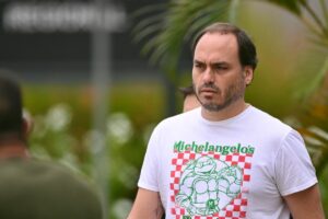 Médico é chamado à PF para atender Bolsonaro com crises de soluço e azia, afirma Carlos