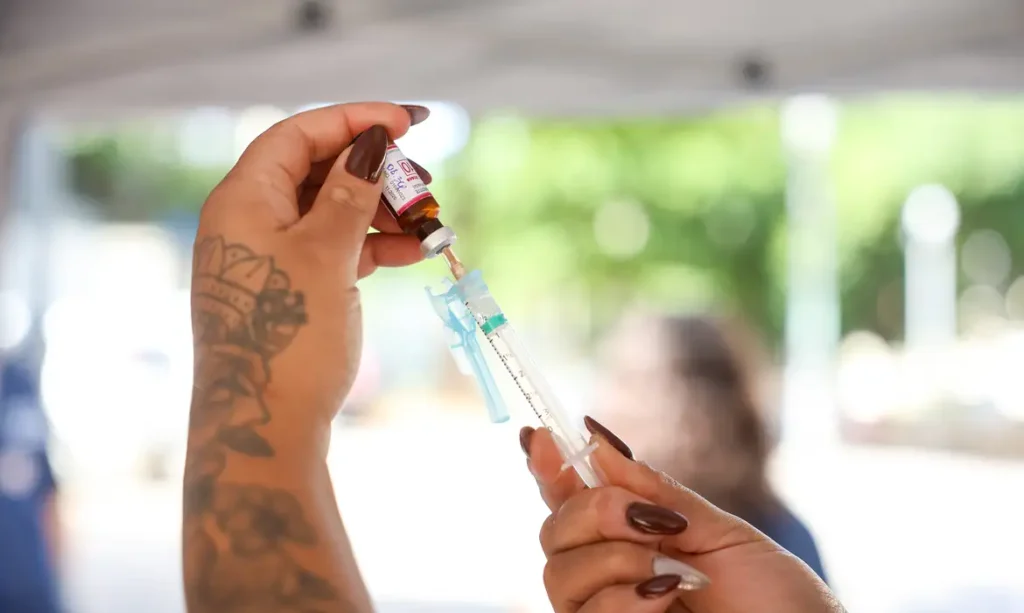 Rio leva vacinação a parques e aeroportos até 12 de fevereiro