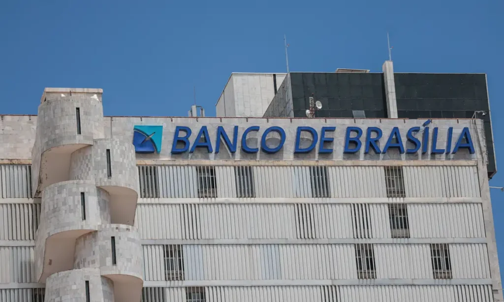 Justiça bloqueia ações do BRB ligadas a Banco Master