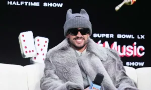 Bad Bunny, vencedor do Grammy e crítico de Trump, canta no Super Bowl