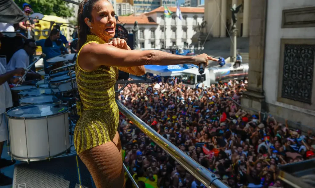 Mais de 500 mil foliões acompanham megabloco de Ivete Sangalo