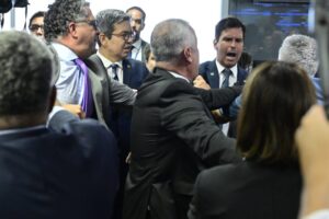 Vídeos: Governistas perdem votação e comissão aprova quebra do sigilo bancário de Lulinha