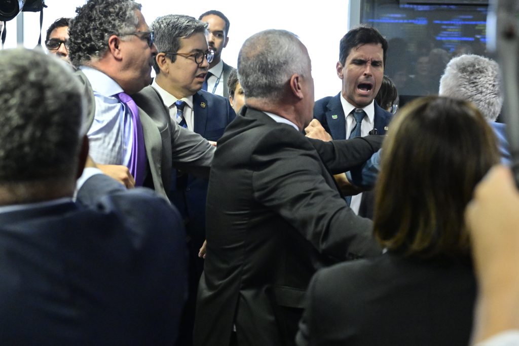 Vídeos: Governistas perdem votação e comissão aprova quebra do sigilo bancário de Lulinha