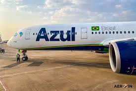 Azul enfrenta onda de cancelamentos de voos após ausência de pilotos na escala