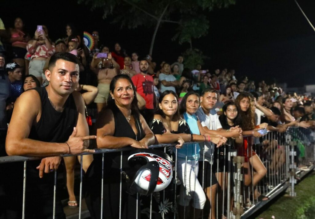 Arquibancadas lotam no desfile das escolas de samba de Icoaraci promovido pela PMB