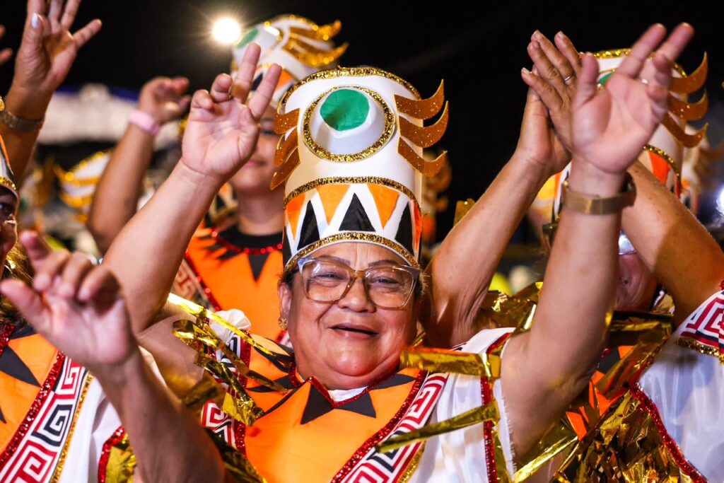 CarnaBelém leva brilho e tradição ao desfile em Outeiro