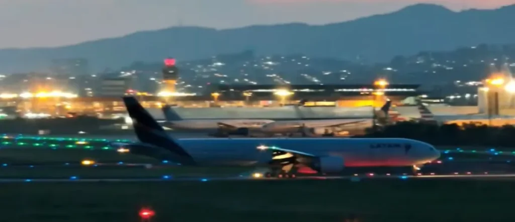 Vídeos: Em alta velocidade, com trem de pouso levantado, avião da Latam com 400 passageiros aborta decolagem em Guarulhos