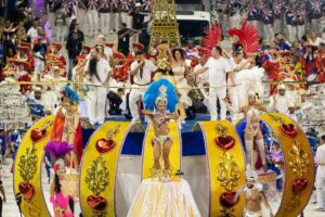 Vídeo: Homenagem a Nazaré Pereira marca desfile da Império Pedreirense