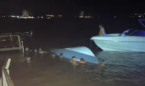 Lancha colide com píer e deixa seis mortos na divisa entre MG e SP