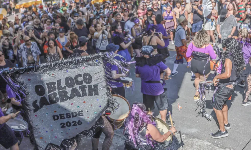 Em SP, bloco mistura clássicos do Black Sabbath com ritmos brasileiros