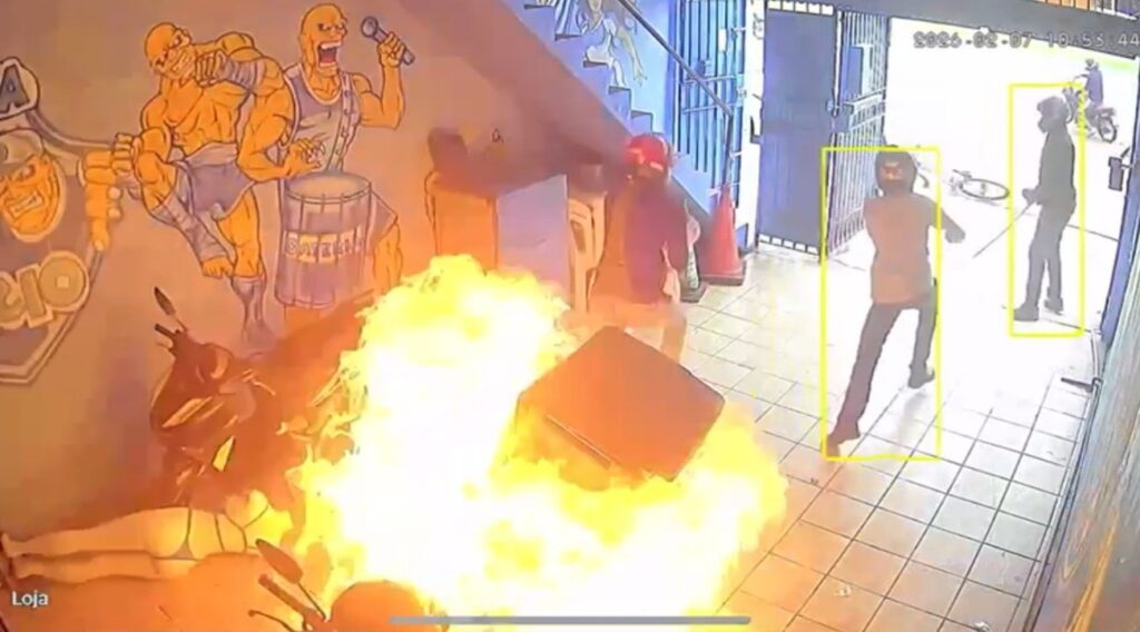 Fogo destrói parte da sede de torcida organizada do Paysandu neste sábado