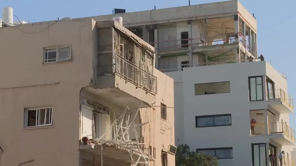 Onda de mísseis iranianos ataca Tel Aviv