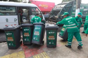 Prefeitura inicia a distribuição de 2 mil coletores de resíduos