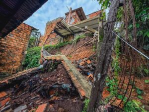 Prefeitura apoia famílias após deslizamento de terra em Icoaraci