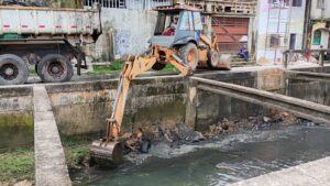 Em 3 horas, Prefeitura retira 6 toneladas de lixo no Canal da Pirajá