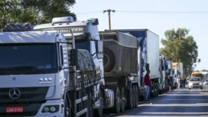 Caminhoneiros desistem de greve após medidas do governo federal