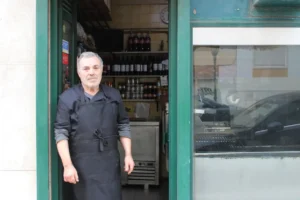 Turistas cruzam o mundo por frango grelhado em Lisboa: “Famoso na China”