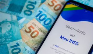 Governo confirma antecipação do 13º salário de aposentados e pensionistas do INSS; veja quando