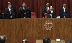 TSE retoma julgamento que pode deixar Castro inelegível