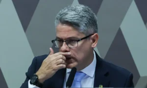 Mendes pede à PGR investigação contra senador Alessandro Vieira