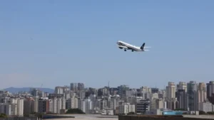 Saiba como o preço do combustível impacta no aumento das passagens aéreas