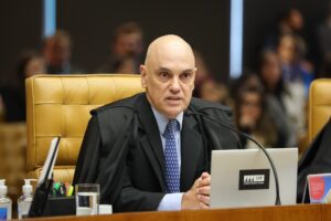 Moraes voou em aviões ligados a Vorcaro, diz jornal; ministro nega