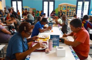 Restaurante popular vira refúgio contra a fome em Belém