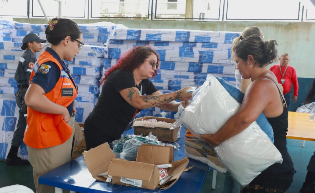 Prefeitura distribui cestas básicas e kits às vítimas de alagamentos
