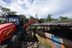 Prefeitura derruba chiqueiro irregular no canal do Mata Fome