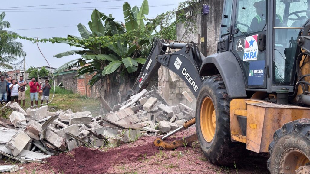 Prefeitura de Belém derrubada de muros no Itororó e moradores comemoram
